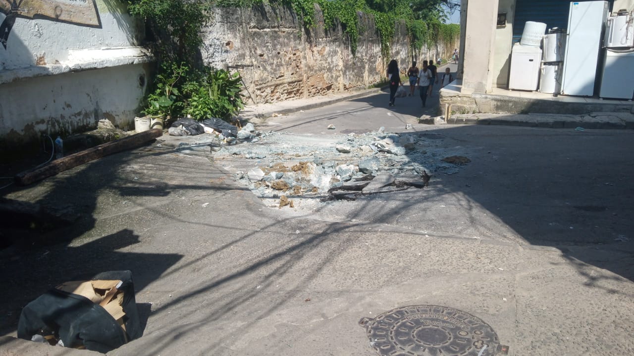 PMs da Ilha do Governador retiram 9 toneladas de barricadas e recuperam veículos roubados na  Comunidade do Barbante